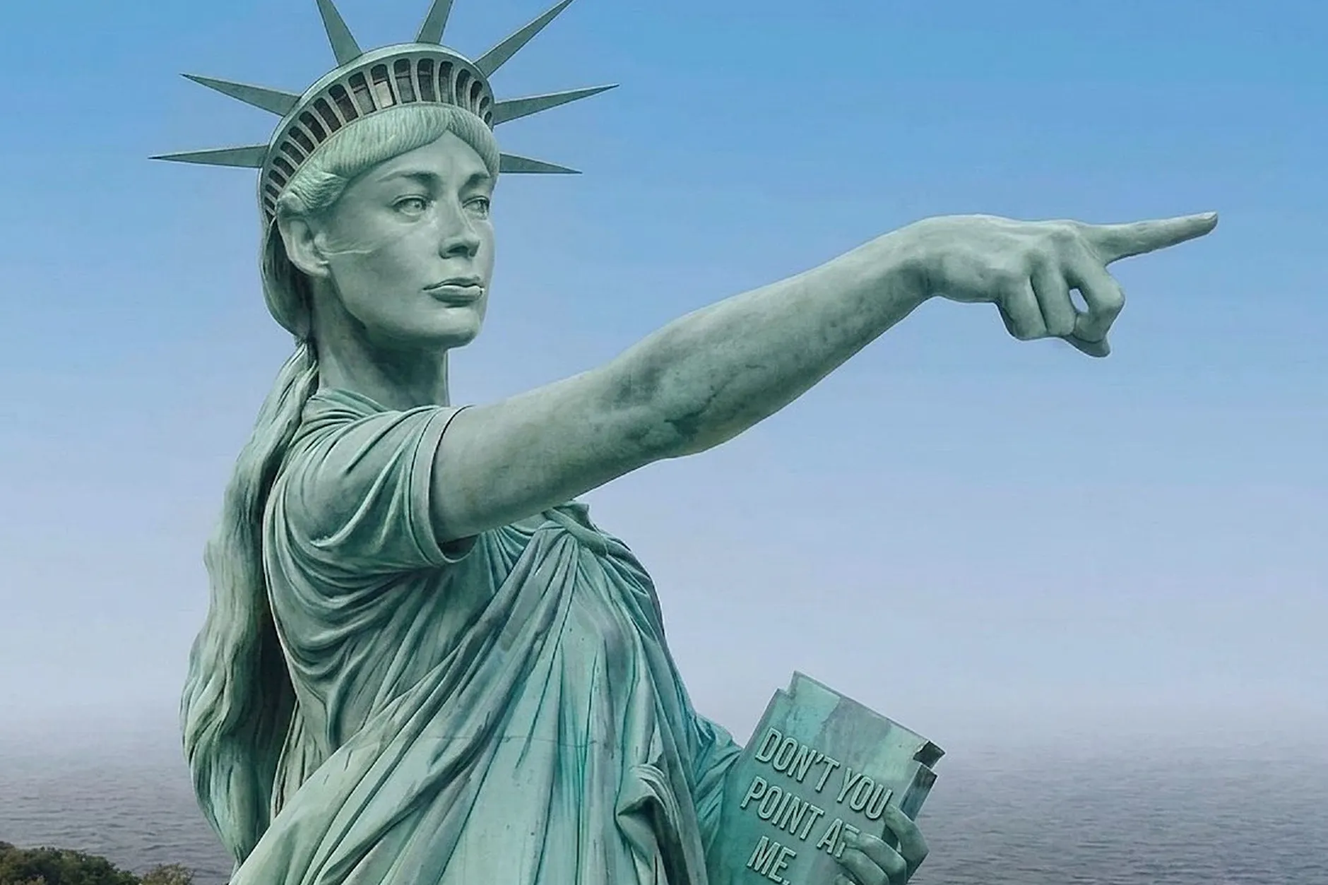 US-Basketballerin Sophie Cunningham landete mit ihrer Fingerzeig-Geste den viralen Hit des Sommers. Zahlreiche Memes entstanden. Die berühmteste Foto-Montage: Cunningham als Freiheitsstatue.