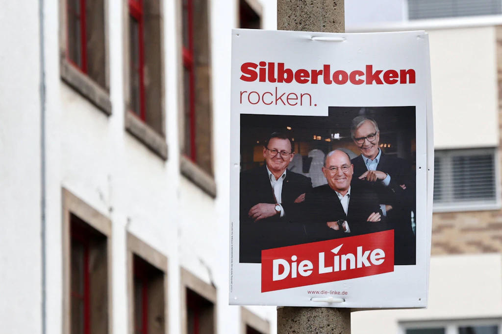 Die Mitglieder der Mission „Silberlocke“, Dietmar Bartsch, Gregor Gysi und Bodo Ramelow besuchen am 10. Juli die Stadt Eisleben in Sachsen-Anhalt und treffen dort auf Eva von Angern, Vorsitzende der Fraktion Die Linke in Sachsen-Anhalt.