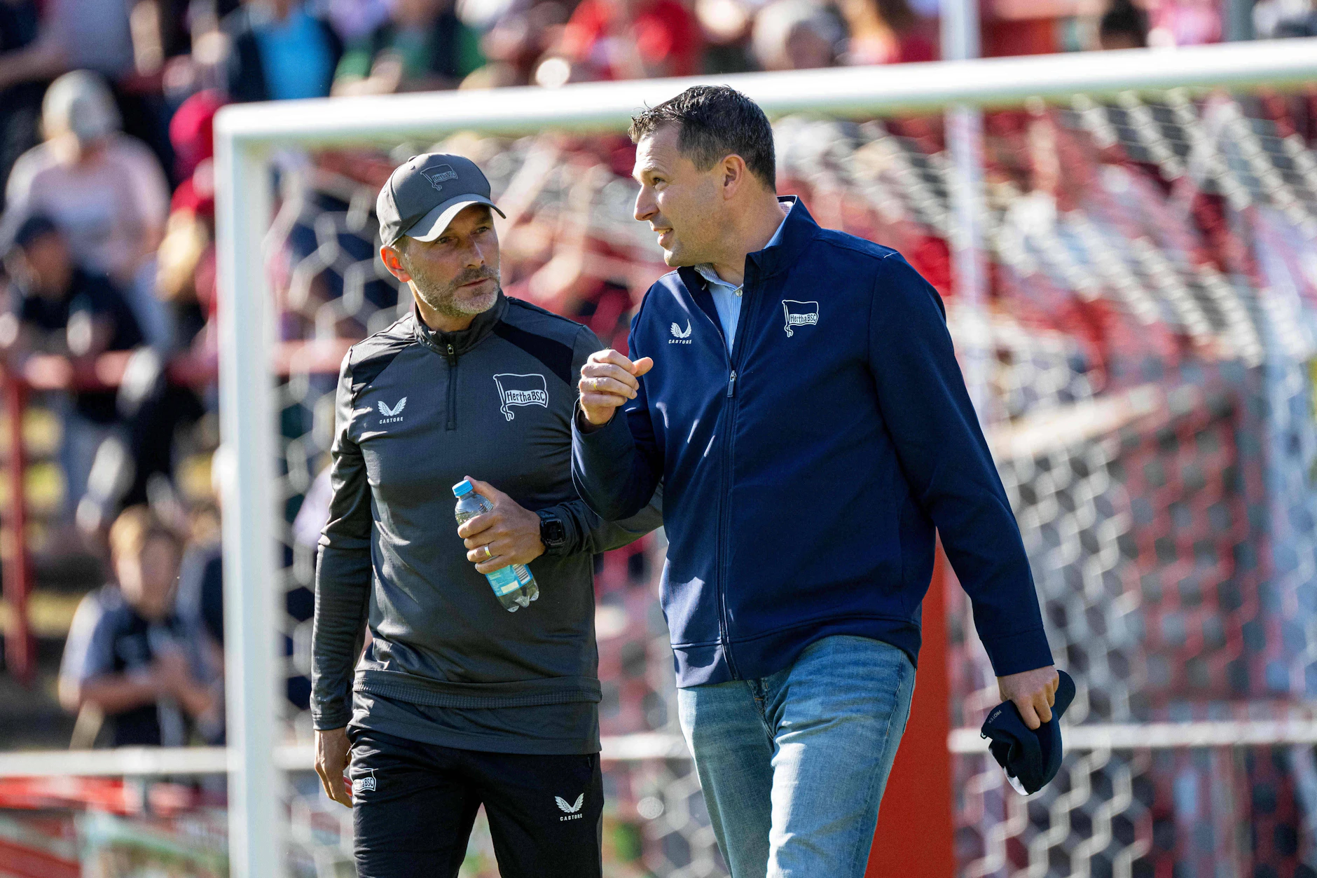 Hertha-Trainer Stefan und Sportdirektor Benjamin Weber vor dem Anpfiff des Testspiels in Lichtenberg.