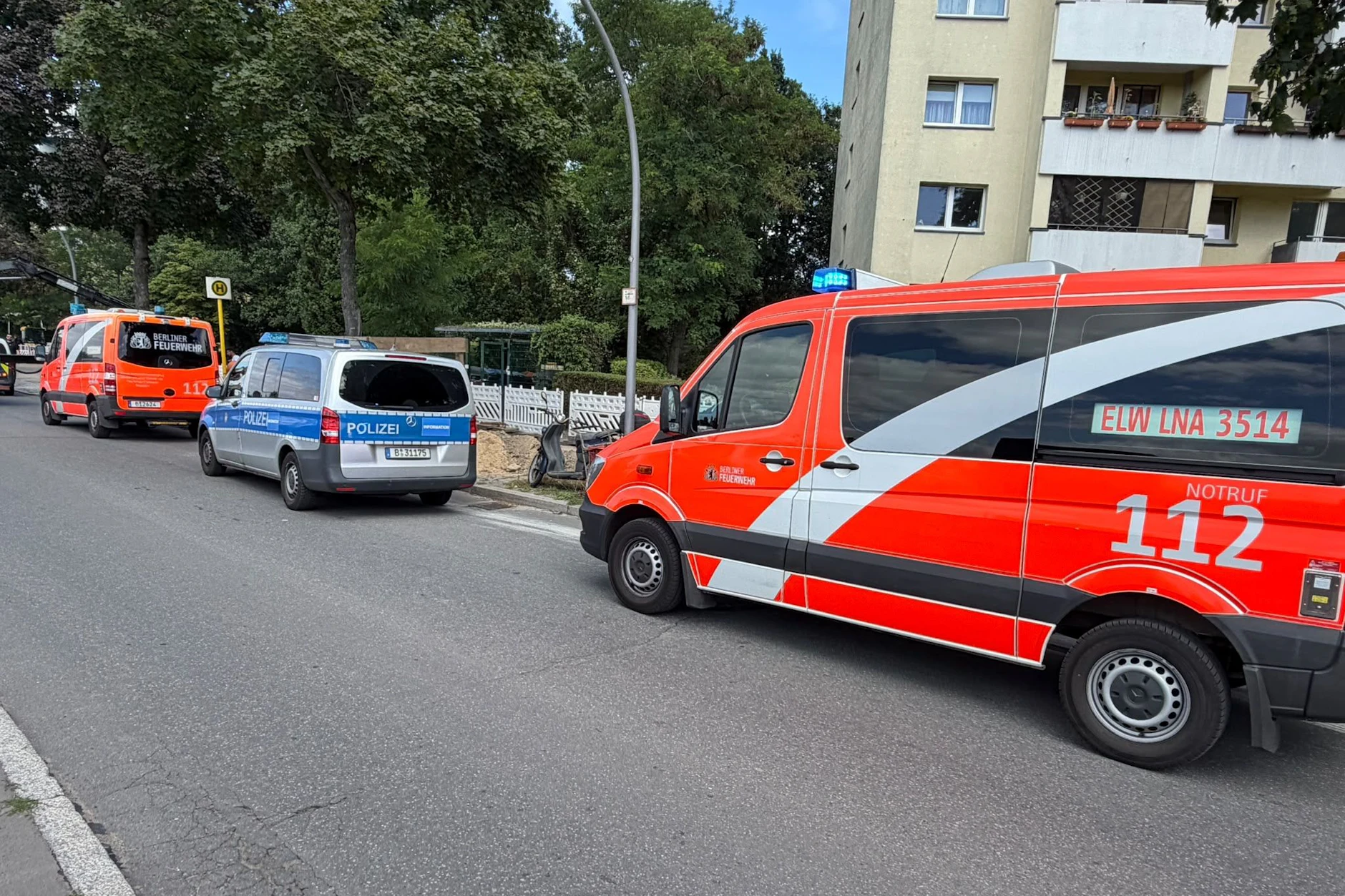 Polizei und Feuerwehr rückten in Lichterfelde wegen eines toten Babys an.
