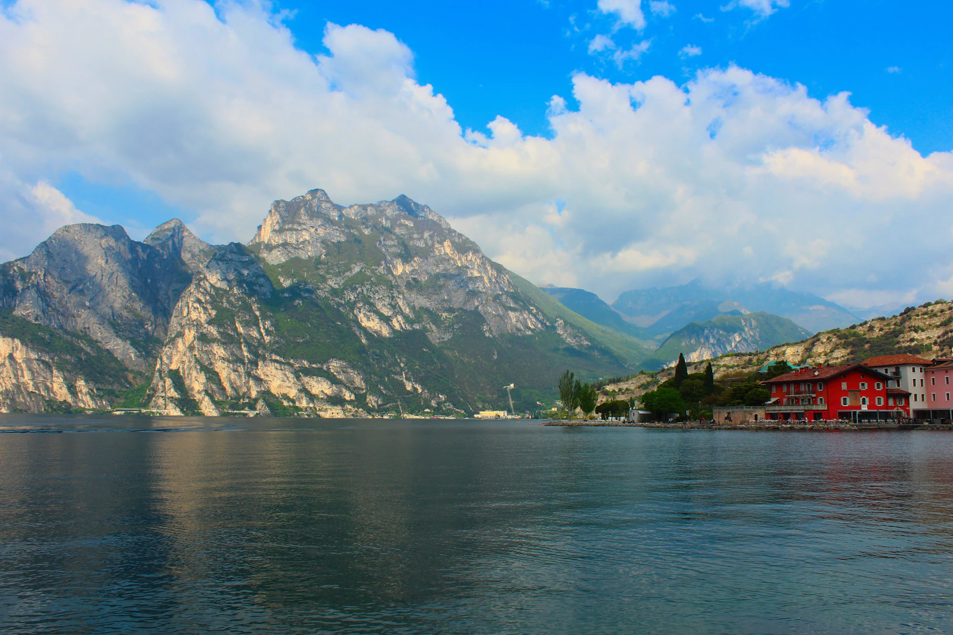 Der Gardasee zählt zu den beliebtesten Reisezielen Europas – jetzt sorgt eine seltene Krabbe für gute Nachrichten aus der Tiefe