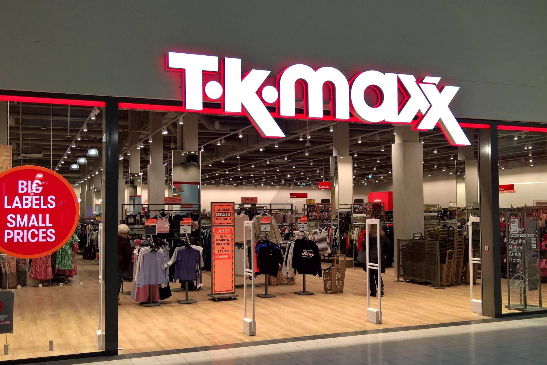 TK Maxx ist der europäische Ableger der US-amerikanischen Kaufhaus-Kette TJ Maxx. Er gehört zum Konzern TJX Companies – der im großen Stil betrogen worden ist. Aktuell läuft ein Gerichtsprozess.