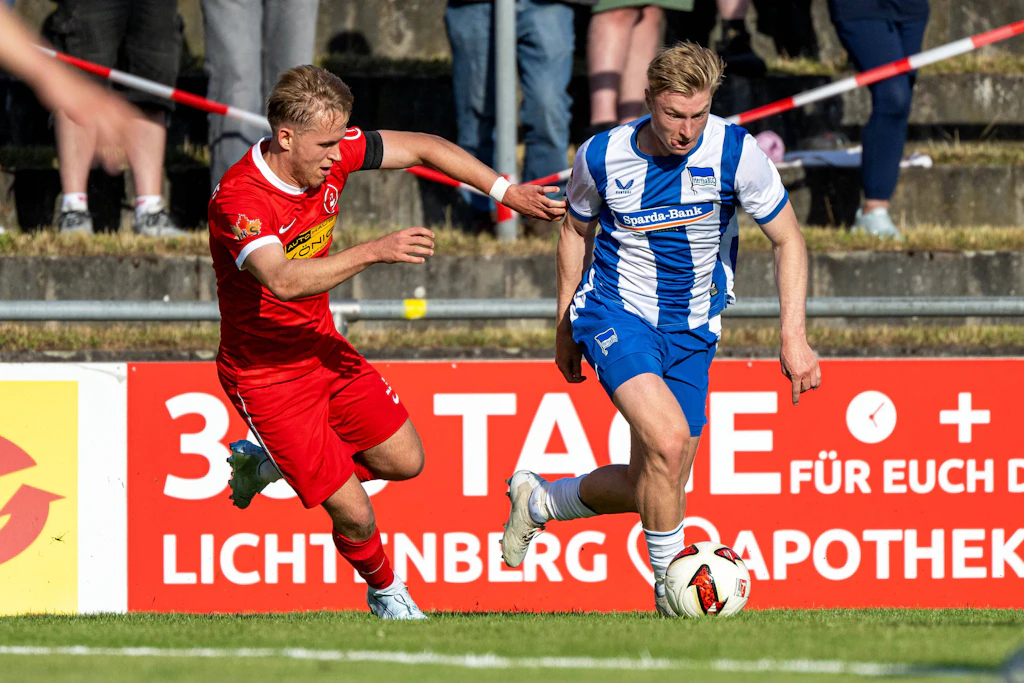 Herthas Julian Eitschberger (r.) markierte den ersten Treffer beim Testspiel bei Lichtenberg 47.