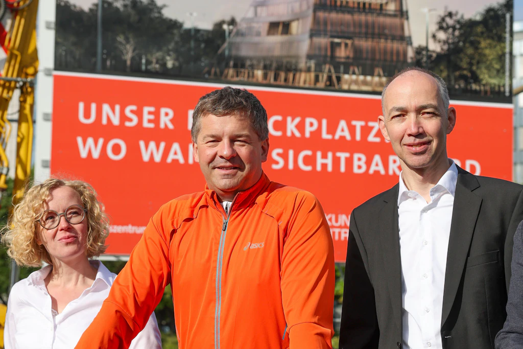 Uta Bretschneider (l. r.), Programmdirektorin des Zukunftszentrums, Sven Schulze (CDU), Ministerpräsident von Sachsen-Anhalt, und Holger Lemme, Geschäftsführer des Zentrums, auf dem zukünftigen Baufeld des Projekts am Riebeckplatz in Halle.