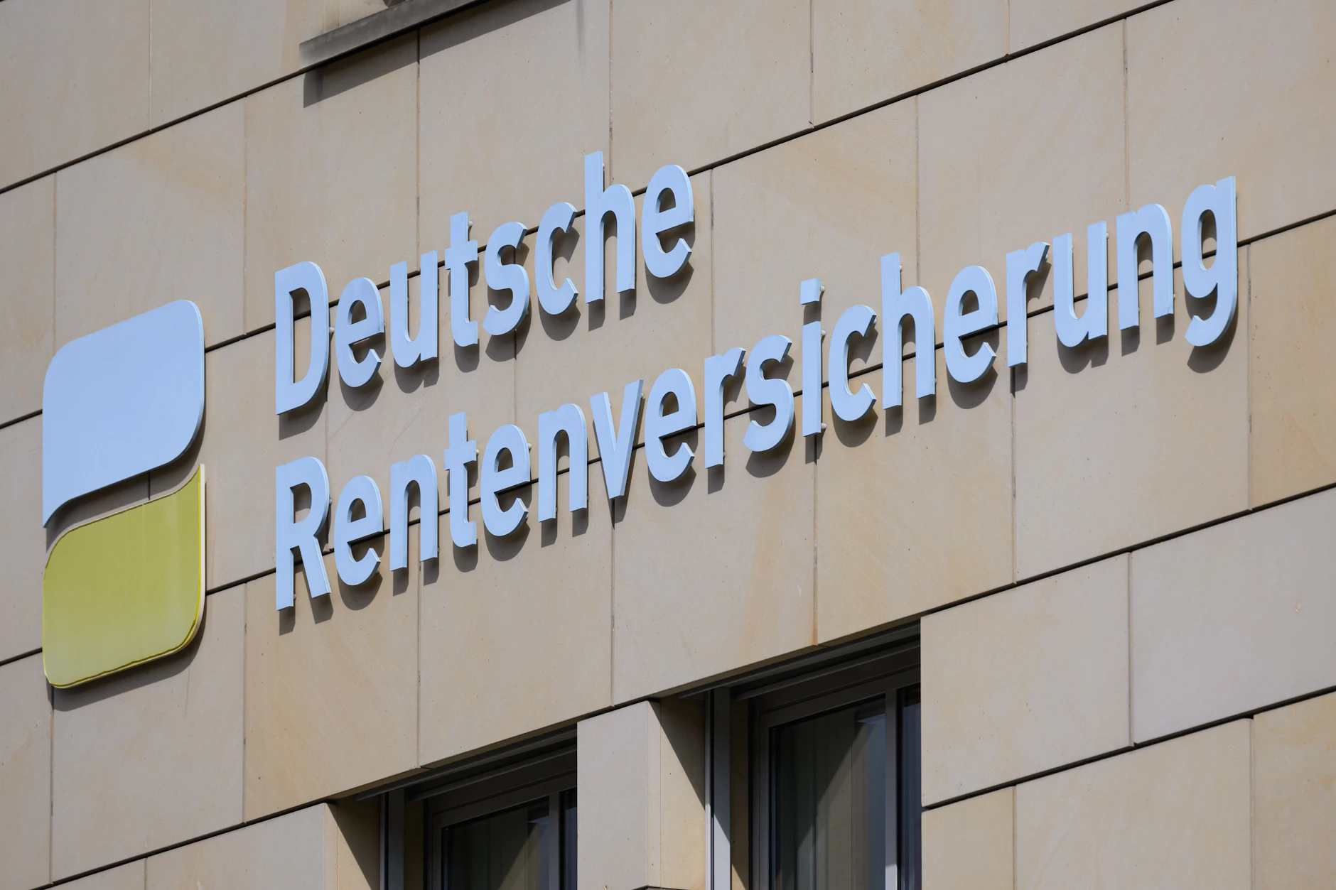 Wer eine Hinterbliebenenrente bezieht und die Aktivrente nutzen möchte, sollte sich vorher bei der zuständigen Rentenversicherung informieren.
