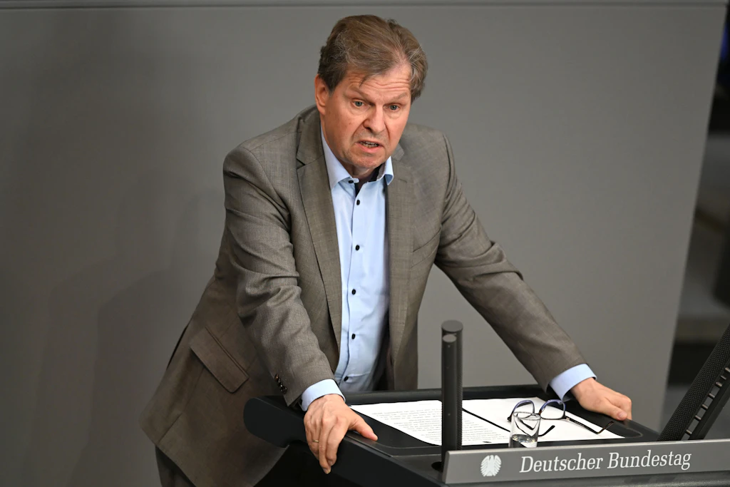 Ralf Stegner im Bundestag. Der SPD-Abgeordnete nennt Aufrüstung bei gleichzeitigen Sozialkürzungen ein „Doping-Programm für Rechtsextremisten und Populisten“.