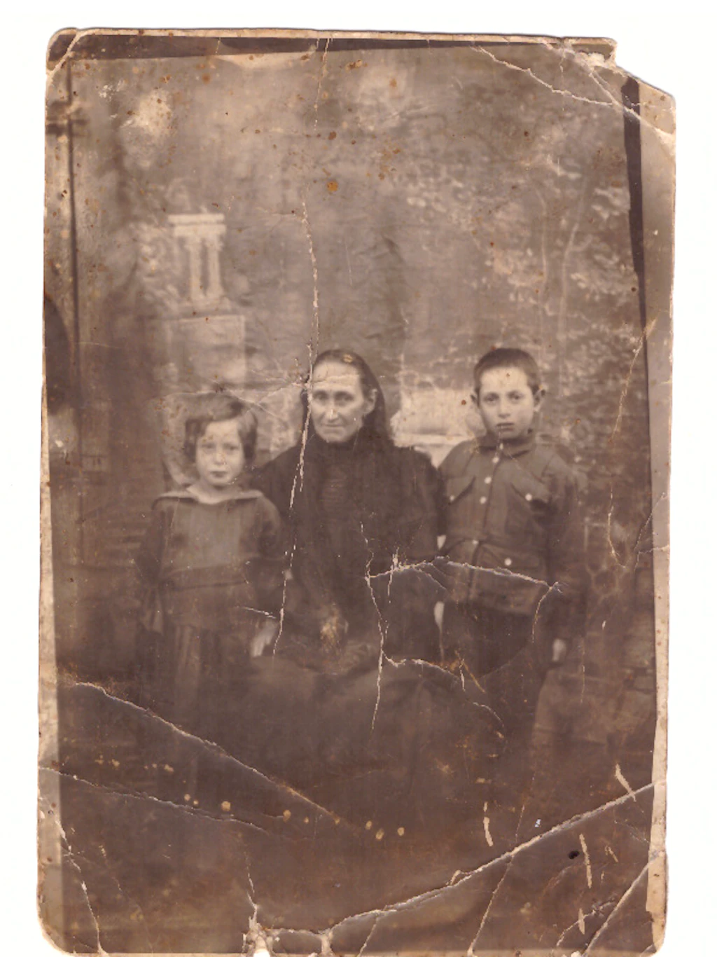 Chaya Silberman mit den Kindern Rafail und Chwena