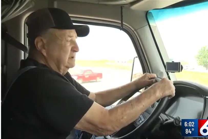 Orrin Asmus (93) am Steuer seines Sattelschleppers.