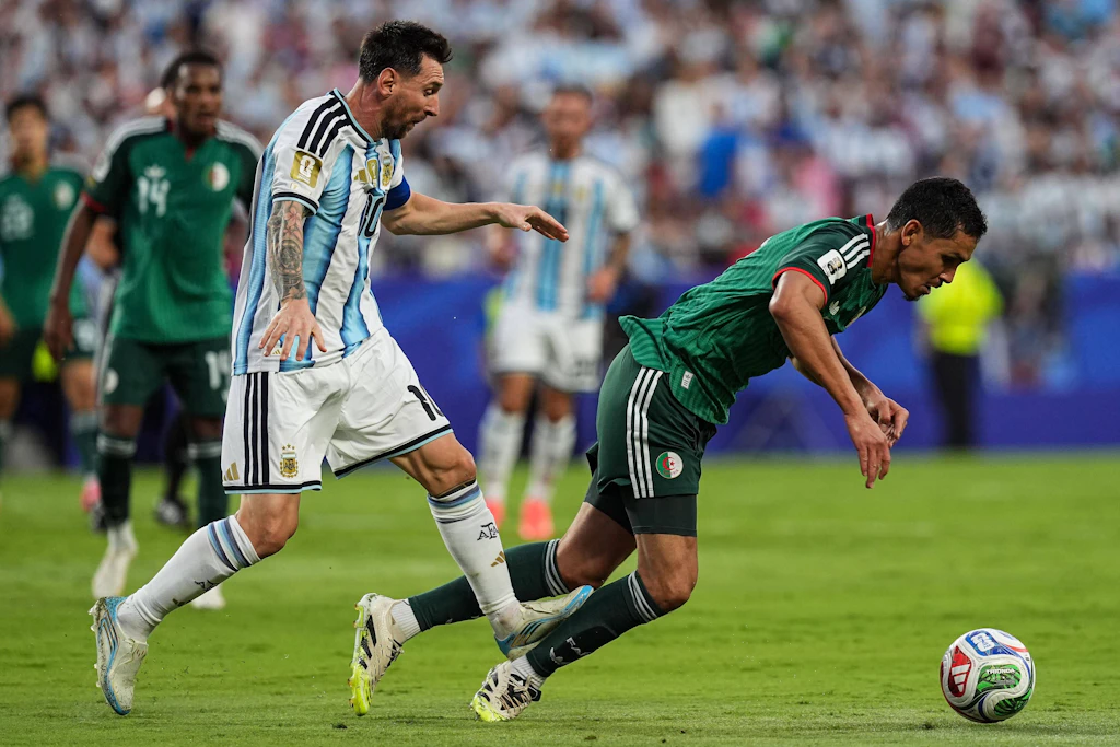 Lionel Messi tritt Aissa Mandi von Algerien mit offener Sohle von hinten ins Bein. Eine Karte gab es dafür nicht.