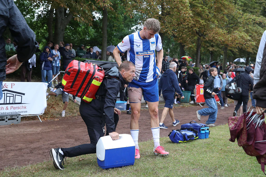 Luca Schuler hatte schon beim 15:0-Test von Hertha BSC in Frohnau Beschwerden mit Adduktoren im rechten Oberschenkel. Jetzt fällt er aus.