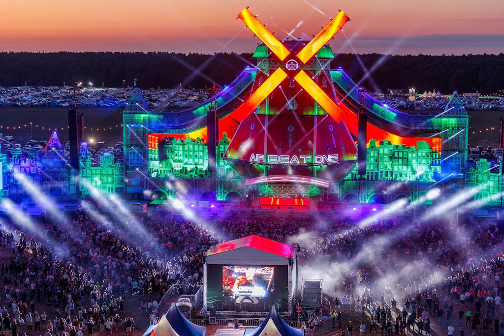 Zahlreiche Musikfans tanzten und feierten vor der Hauptbühne des „Airbeat One“ Festivals. Das Motto der Ausgabe 2026 lautete „Welkom in Nederland – The Home of Electronic Music!“.