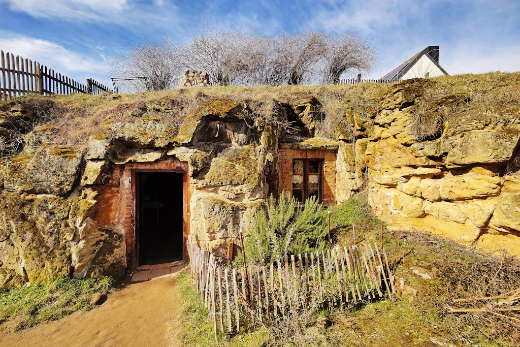 Wie ein Hobbit-Haus im Harz: Die Höhlenwohnungen von Langenstein wurden Mitte des 19. Jahrhunderts direkt in den Sandsteinfelsen geschlagen und waren bis 1916 bewohnt.