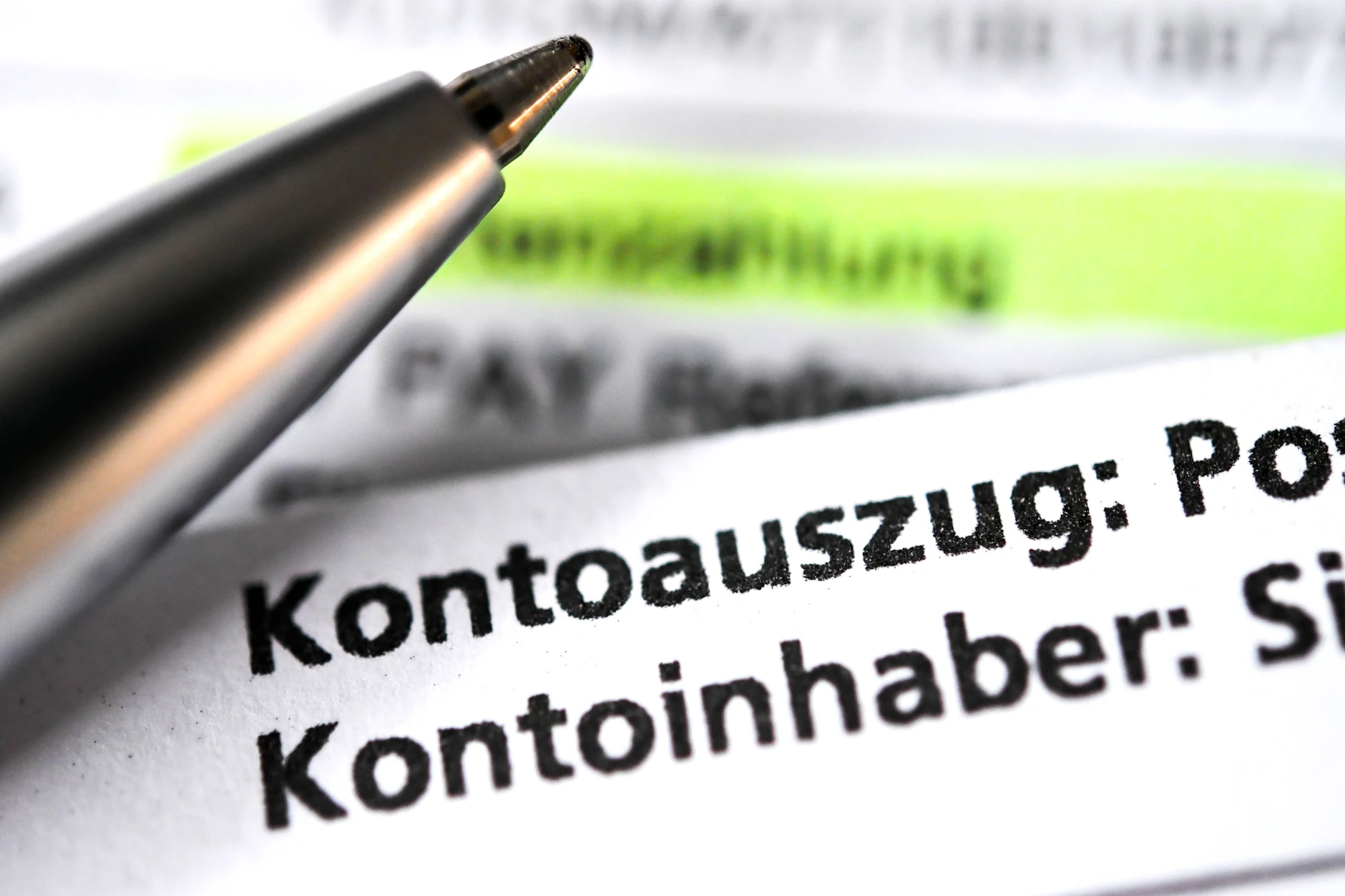 Die Kontoauszüge werden verlangt, damit sich die Krankenkassen ein Bild machen können, wie hoch der zu zahlende Beitrag wird. Hier geht es beispielsweise um weitere Einnahmen neben dem normalen Gehalt.
