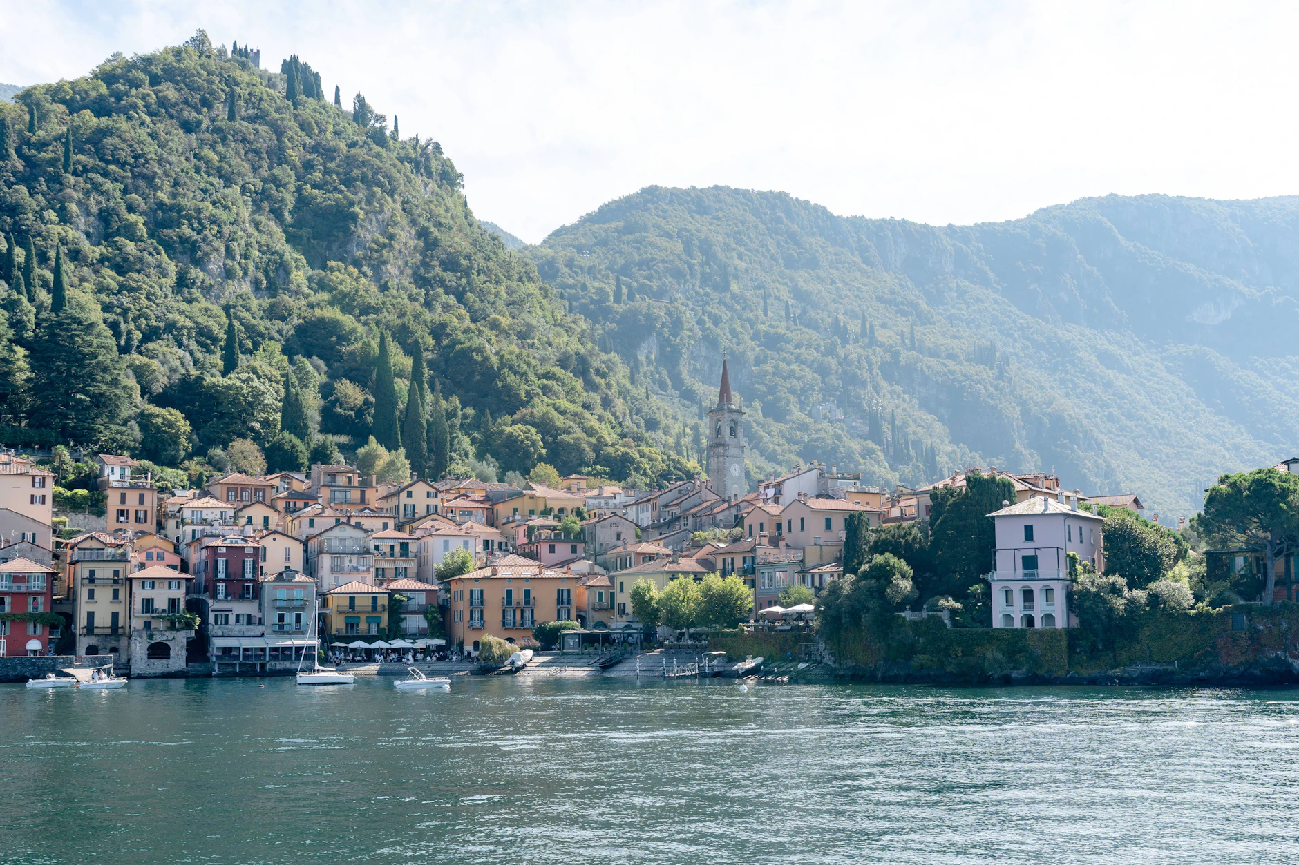 Offiziell leben in Varenna weniger als 1000 Menschen. Angesichts der Touristenmassen wirkt der Ort jedoch deutlich größer.