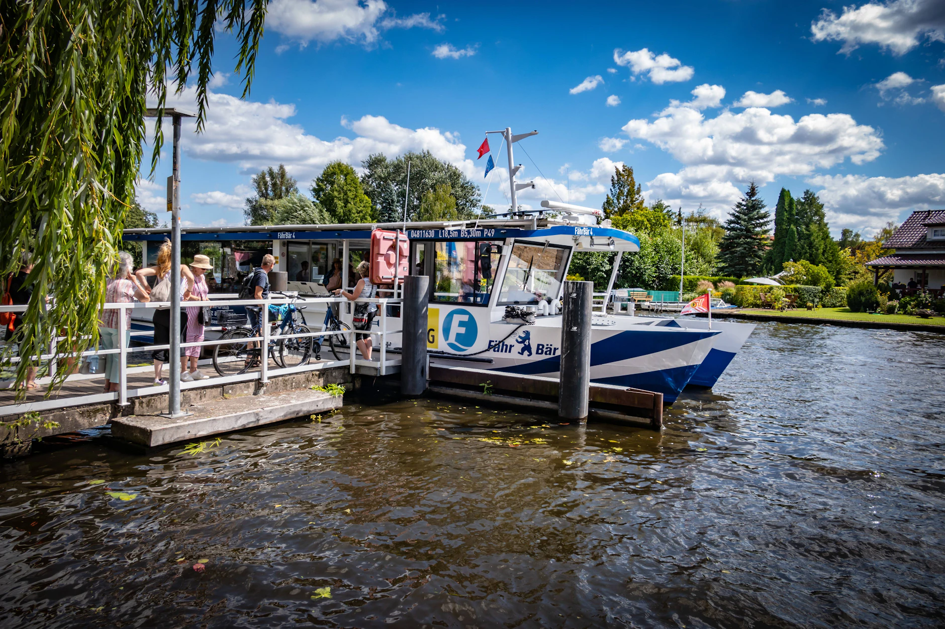Köpenick an der Müggelspree. Hier fährt die BVG-Fähre 23 sowie Ruderfähre 24 „Paule 3“.
