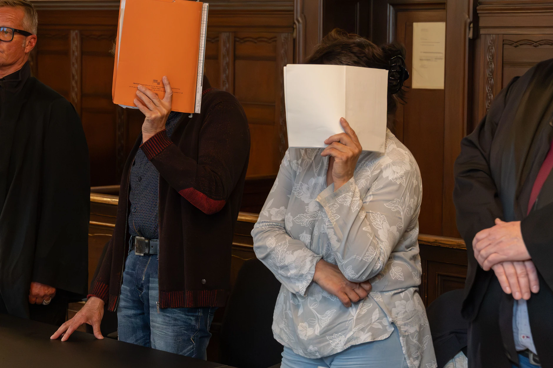 Die Angeklagten Reiner F. und Christiane F. (r.) vor Gericht. Sie stolen Kunstobjekte von Friedhöfen, jetzt müssen sie ins Gefängnis.