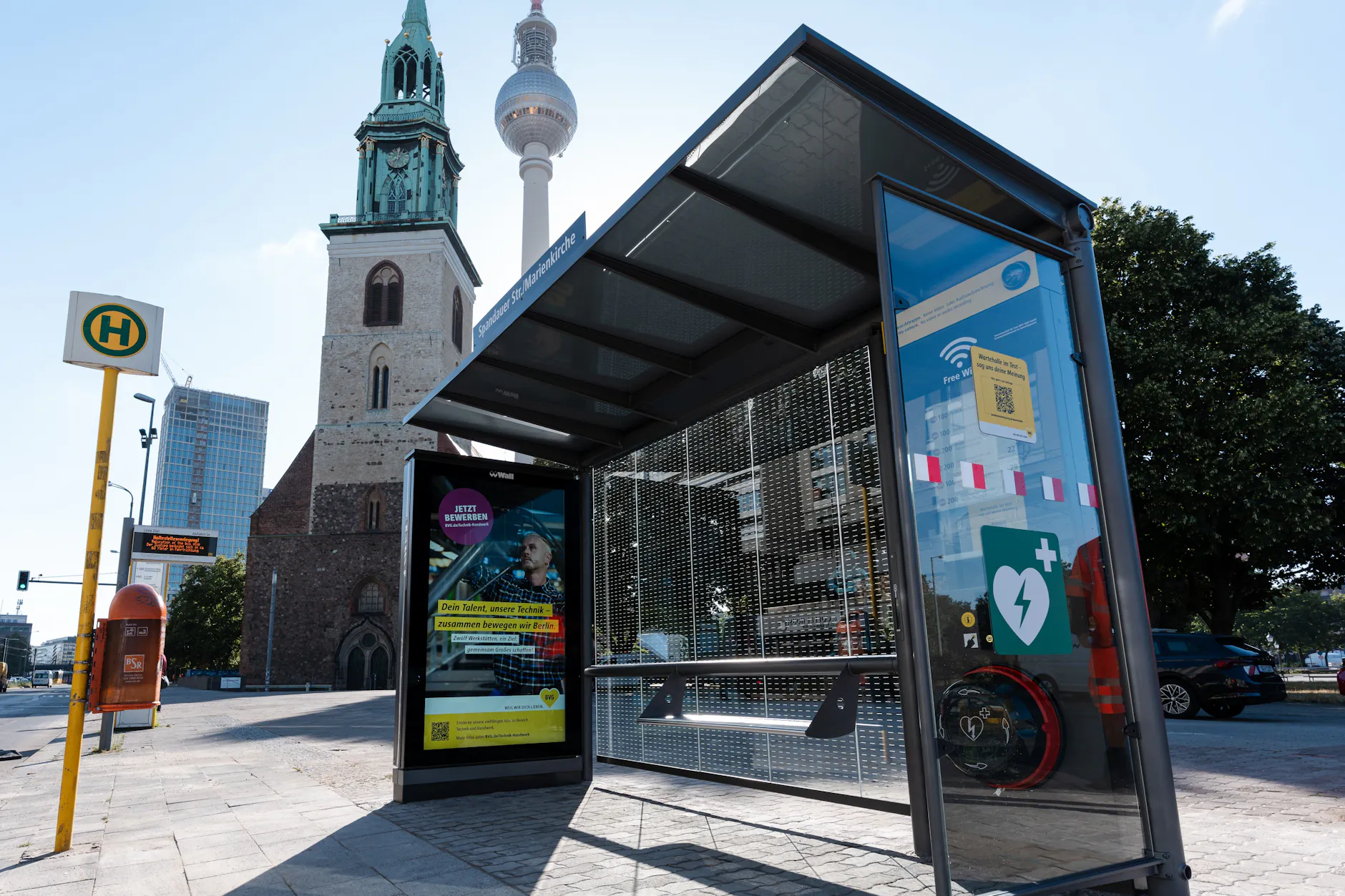 Die Berliner BVG testet die wohl modernste Wartestelle Deutschlands.
