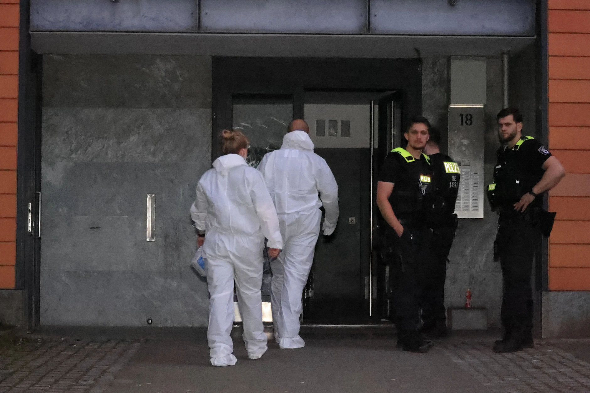 Polizei und Beamte der Mordkommission ermittelten vor Ort.