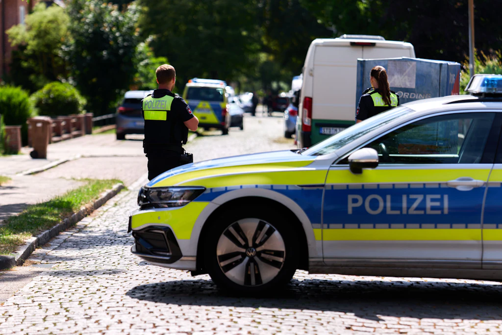 Nach der Bluttat von Stade: Einsatzkräfte der Polizei stehen vor der Jugendeinrichtung, in der mehrere Menschen durch Schüsse ermordet wurden.