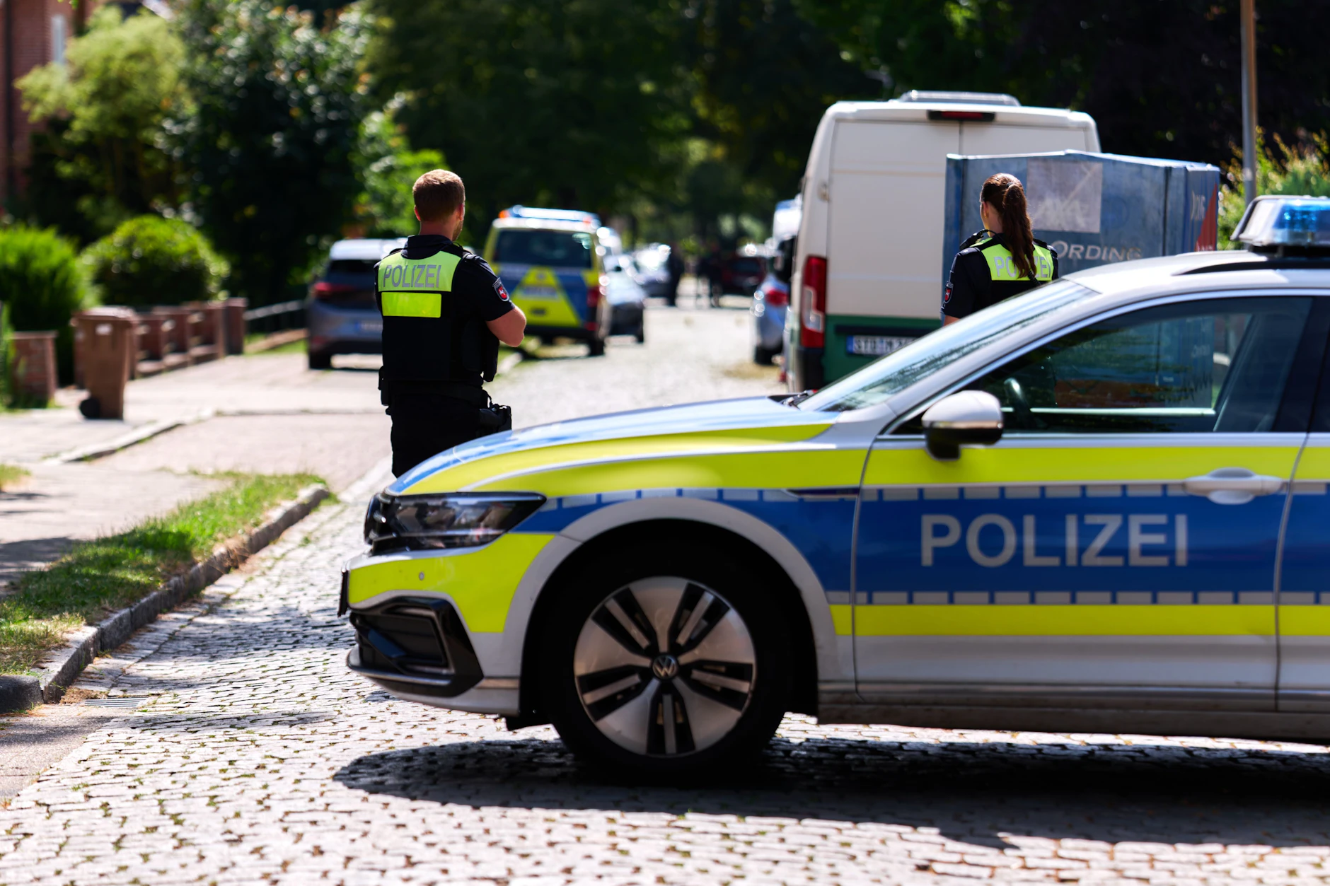 Nach der Bluttat von Stade: Einsatzkräfte der Polizei stehen vor der Jugendeinrichtung, in der mehrere Menschen durch Schüsse ermordet wurden.
