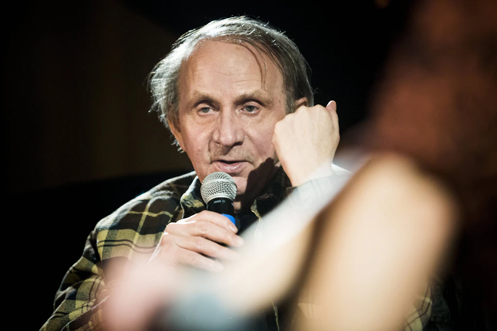 Michel Houellebecq schreibt in seinem Roman „Elementarteilchen“: „Das Kind ist die Falle, die zugeschnappt ist, der Feind, für dessen Unterhalt du weiterhin aufkommen musst und der dich überlebt.“