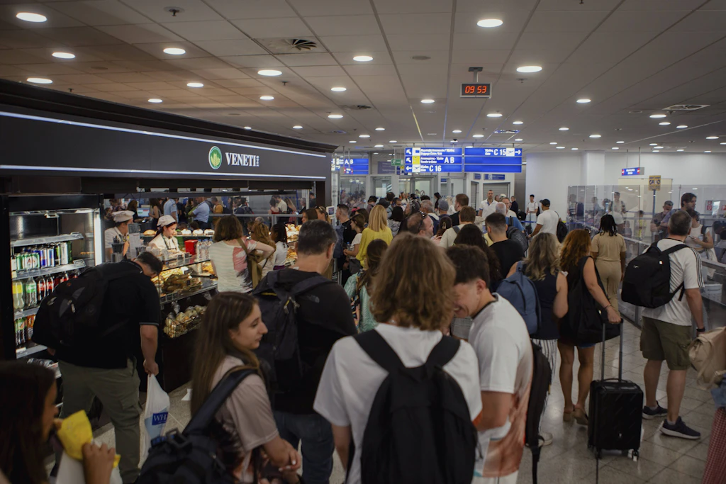 Lange Warteschlangen am Flughafen von Athen.