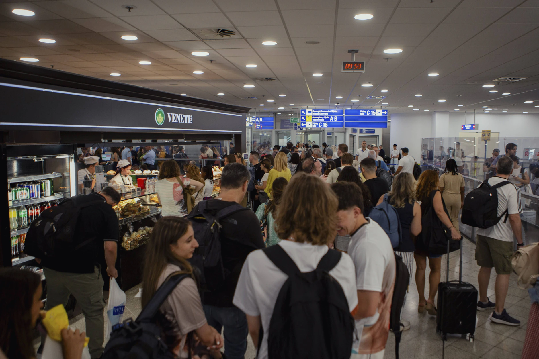 Lange Warteschlangen am Flughafen von Athen.