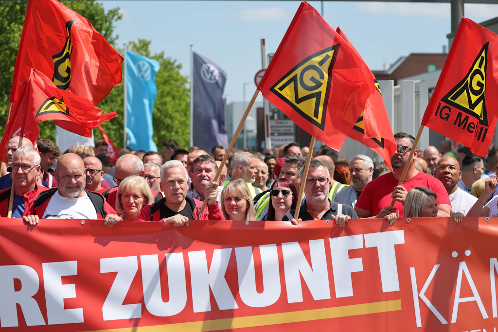 Beschäftigte von Volkswagen beteiligen sich an einer Informations- und Protestaktion der IG Metall vor dem VW-Werk in Zwickau.