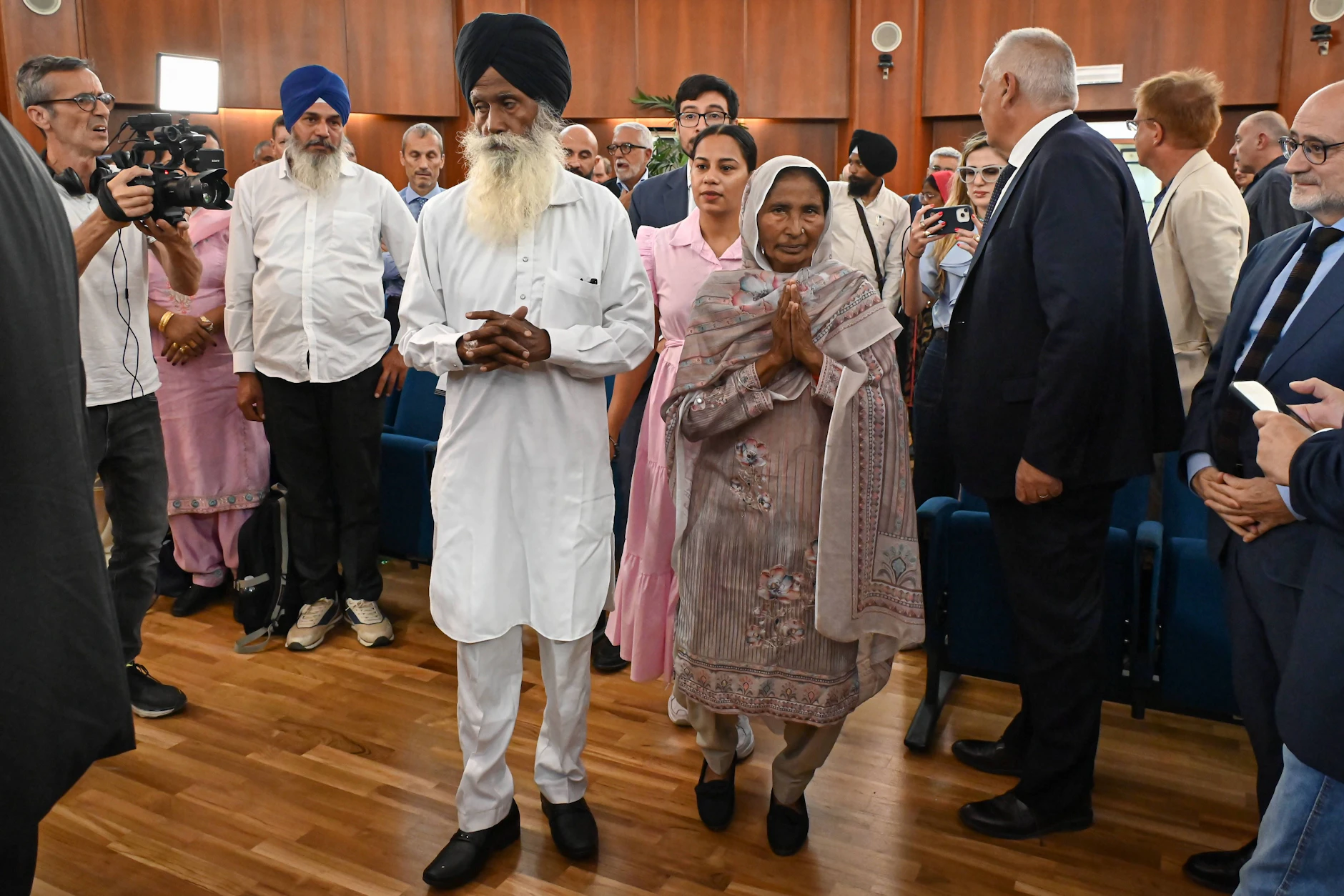 Die Eltern des verstorbenen Erntehelfers Satnam Singh bei einer offiziellen Gedenkveranstaltung in Latina in Italien