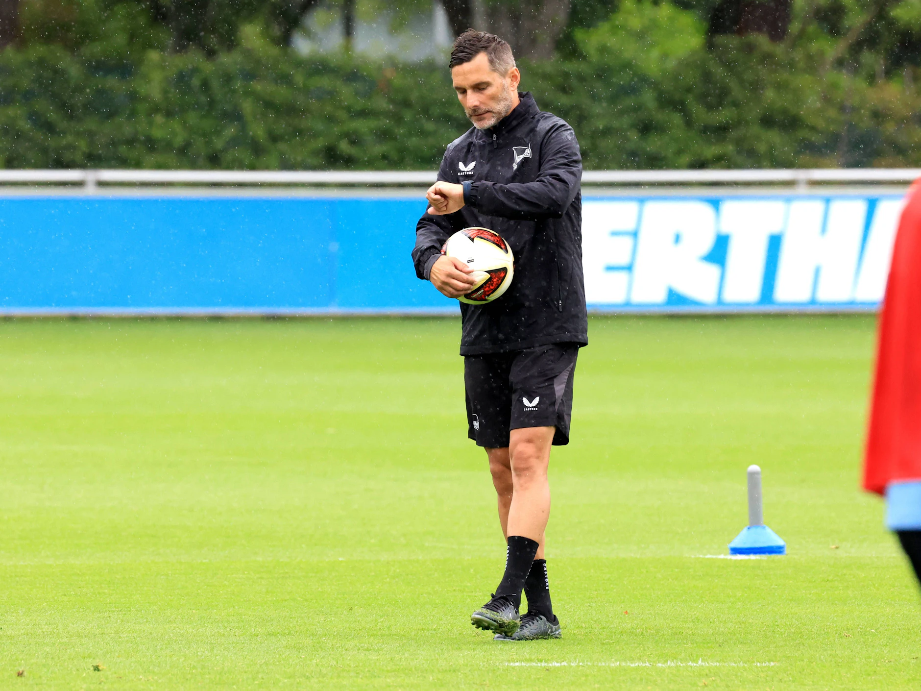 Hertha-Trainer Stefan Leitl schaut schon mal auf die Uhr: Wann bekommt er endlich einen neuen Mittelstürmer?