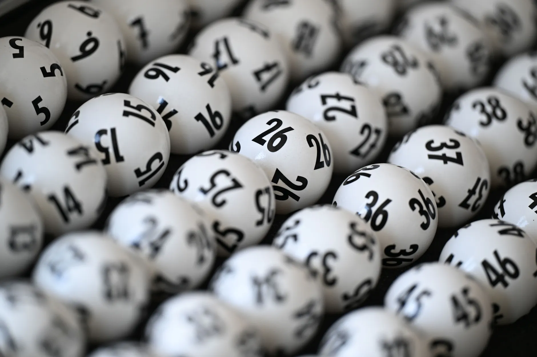 Lottokugeln liegen in einem Koffer. Am Samstag werden wieder die Zahlen für 6 aus 49 gezogen, Millionen Spieler hoffen aufs große Geld.