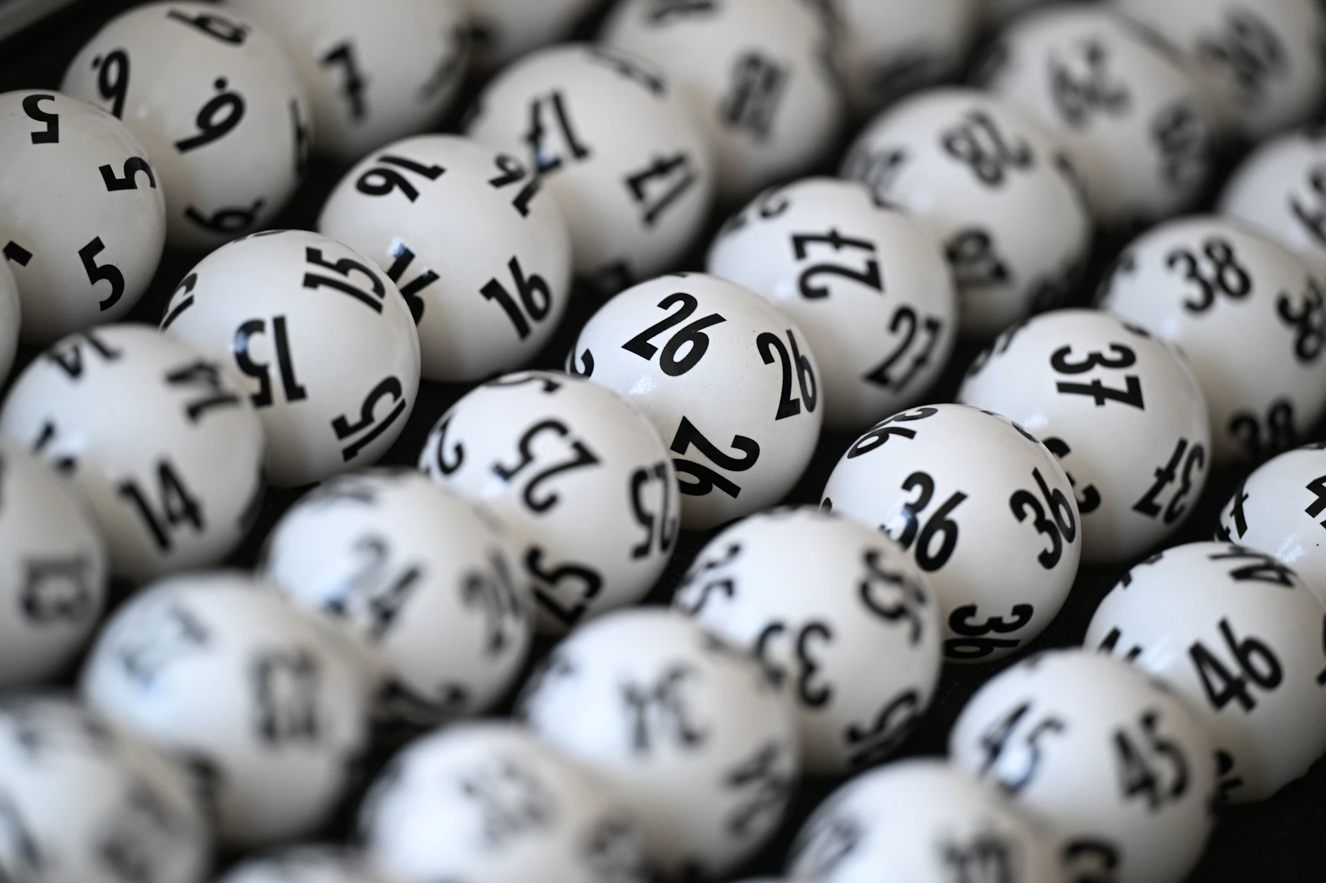 Lottokugeln liegen in einem Koffer. Am Samstag werden wieder die Zahlen für 6 aus 49 gezogen, Millionen Spieler hoffen aufs große Geld.