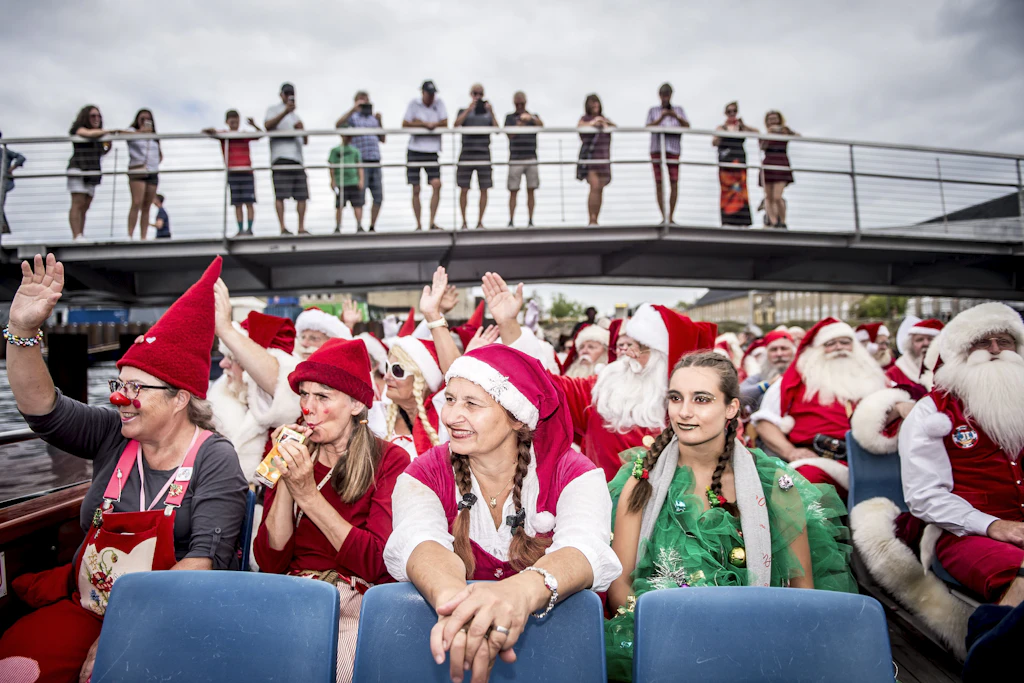 Ein Volksfest auch für Zuschauer: Weihnachtsmänner, Mrs. Clauses und Elfen bei einer Kanaltour durch Kopenhagen beim World Santa Claus Congress 2018 (Archivbild).