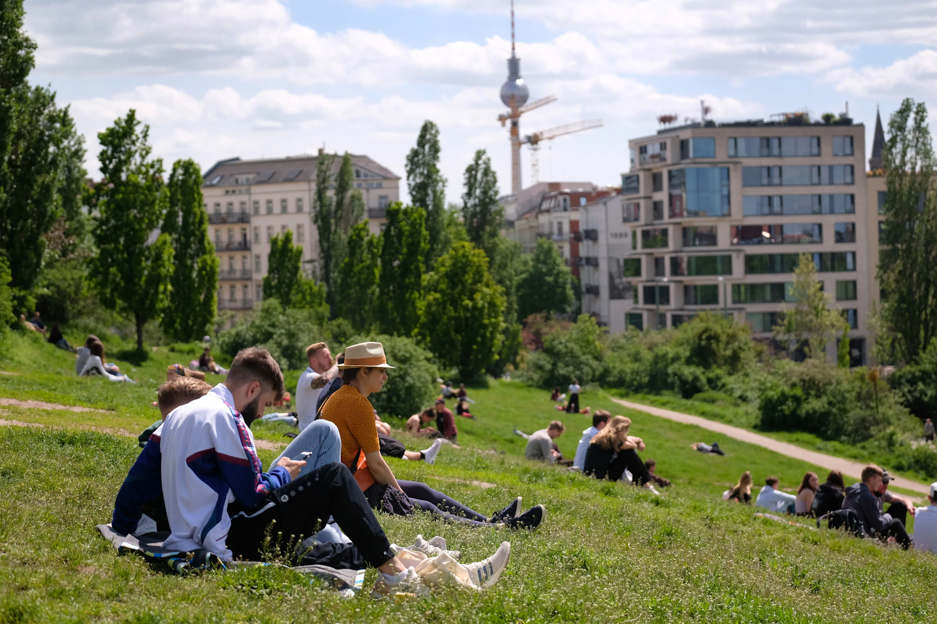Kann man hier bald nicht mehr chillen? Der Sonnenhügel im Mauerpark ist einsturzgefährdet.