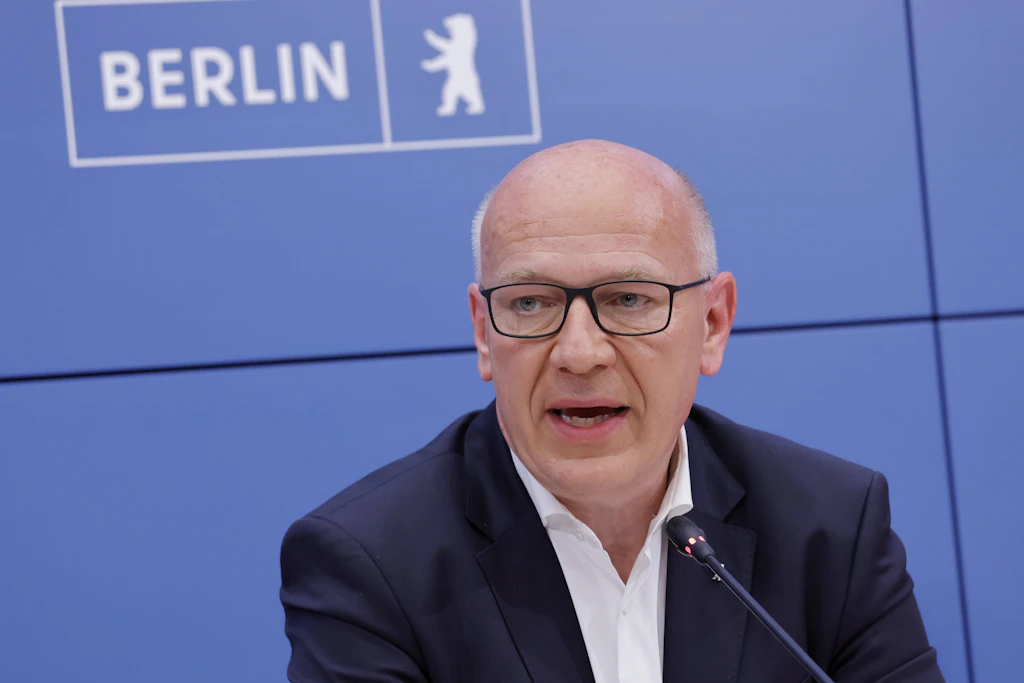 Regierender Bürgermeister von Berlin, Kai Wegner, sitzt in der Senatspressekonferenz.