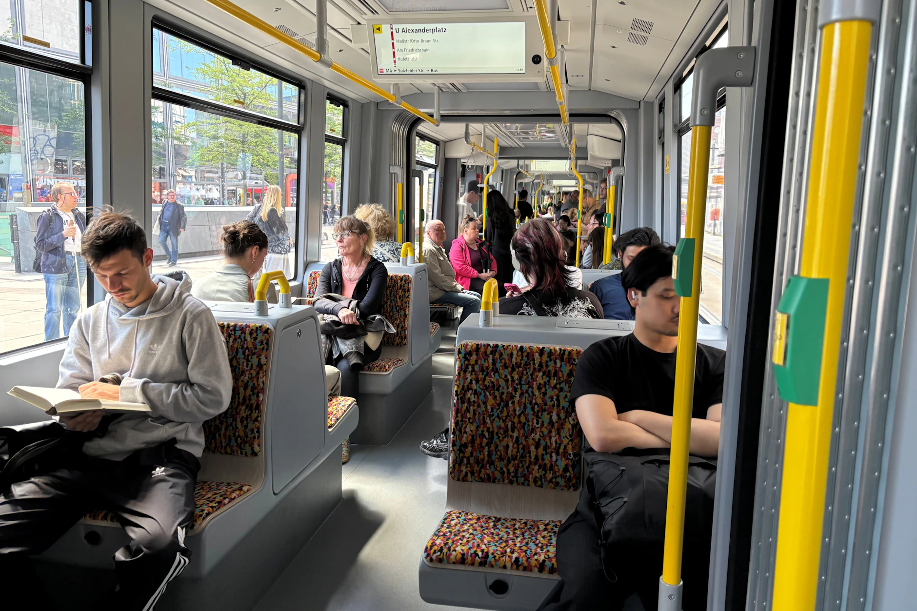 Über 300 Fahrgäste haben im Urbanliner Platz. Doch es gibt keinen Fahrkartenautomaten.
