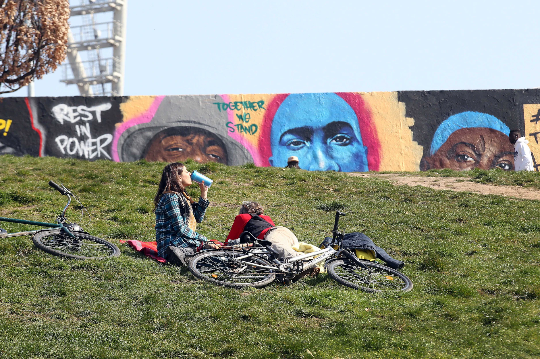 Die begrünte Böschung entlang der ehemaligen Hinterlandmauer ist eines der bekanntesten Motive des Mauerparks.