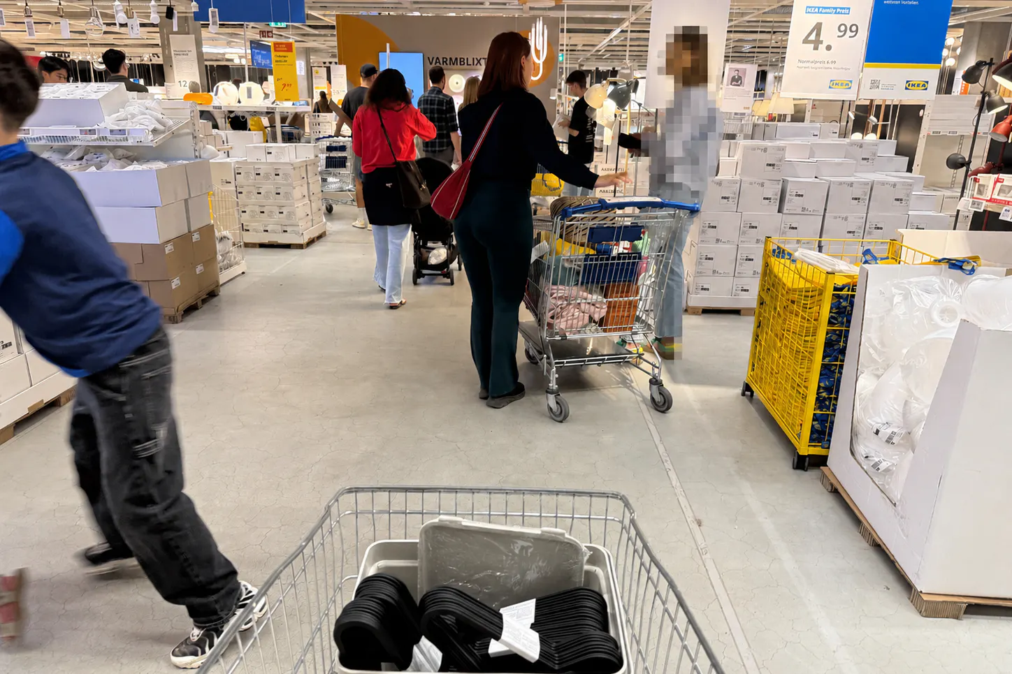 Auch bei Ikea bleiben die Menschen immer stehen, blockieren die Gänge und laufen einem vor die Füße.