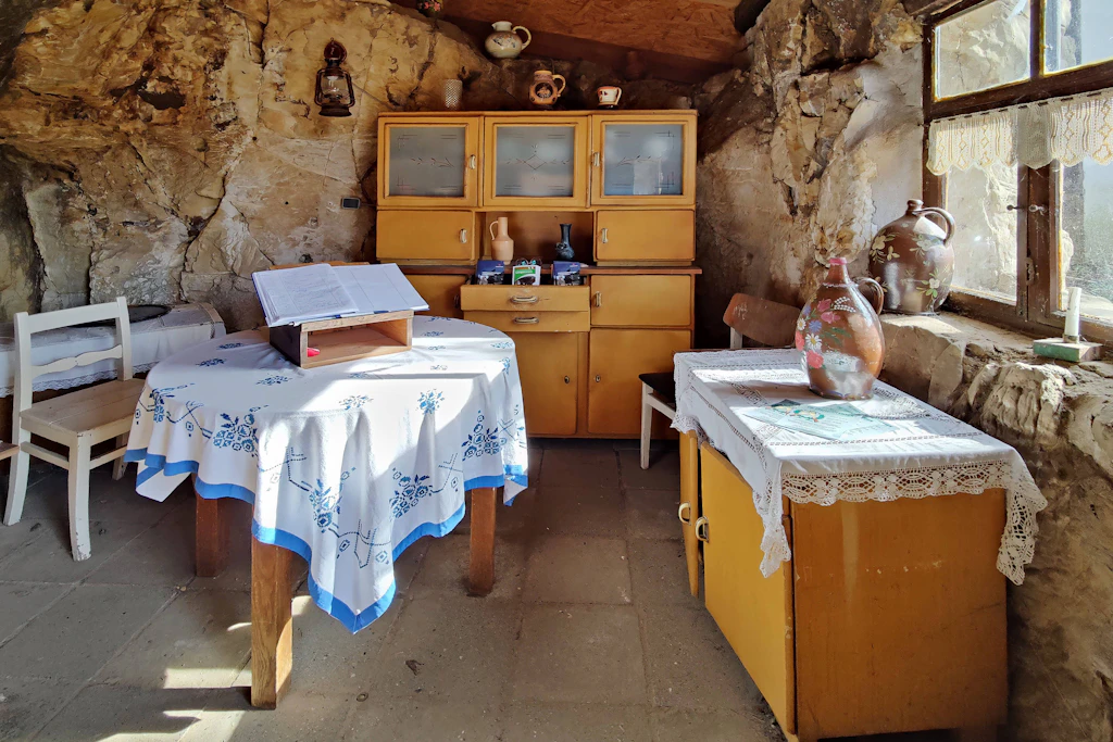 Gemütlich trotz Sandsteinwänden: Blick in eine eingerichtete Höhlenwohnung in Langenstein bei Halberstadt