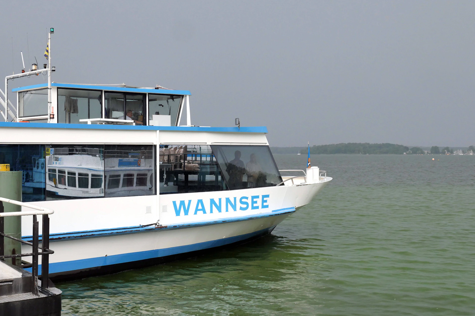 Die BVG-Fähre F10 schippert von Wannsee nach Alt-Kladow.