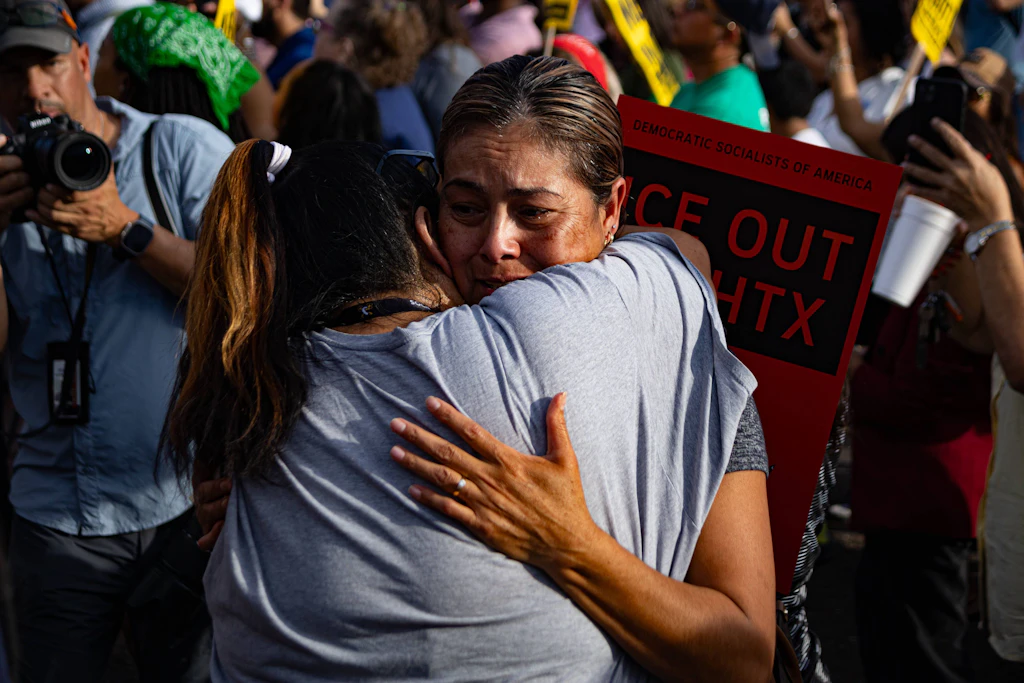 Tomasa Salgado trauert bei einer Demonstration in Houston um ihren Angehörigen Lorenzo Salgado Araujo, der bei einem ICE-Einsatz starb.