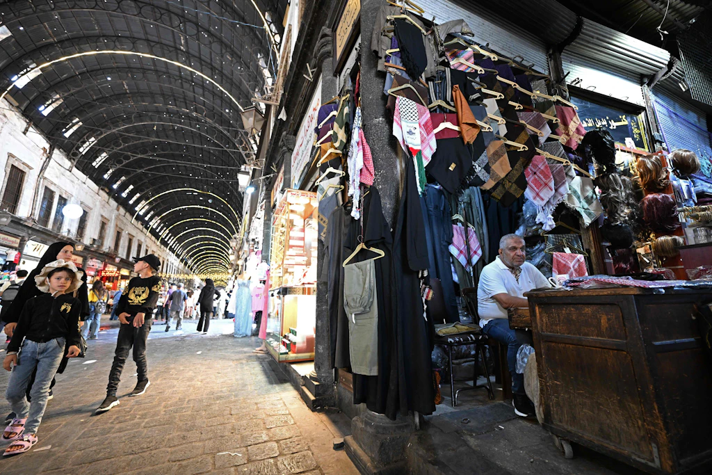 Passanten auf dem Markt nahe der Umayyad-Moschee in Damaskus.