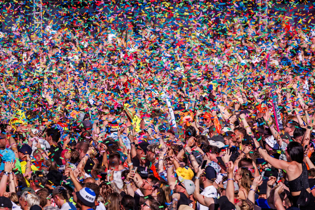 Zahlreiche Musikfans tanzen und feiern vor der Hauptbühne des „Airbeat One“ Festivals auf dem früheren Flugplatzgelände in Neustadt-Glewe.