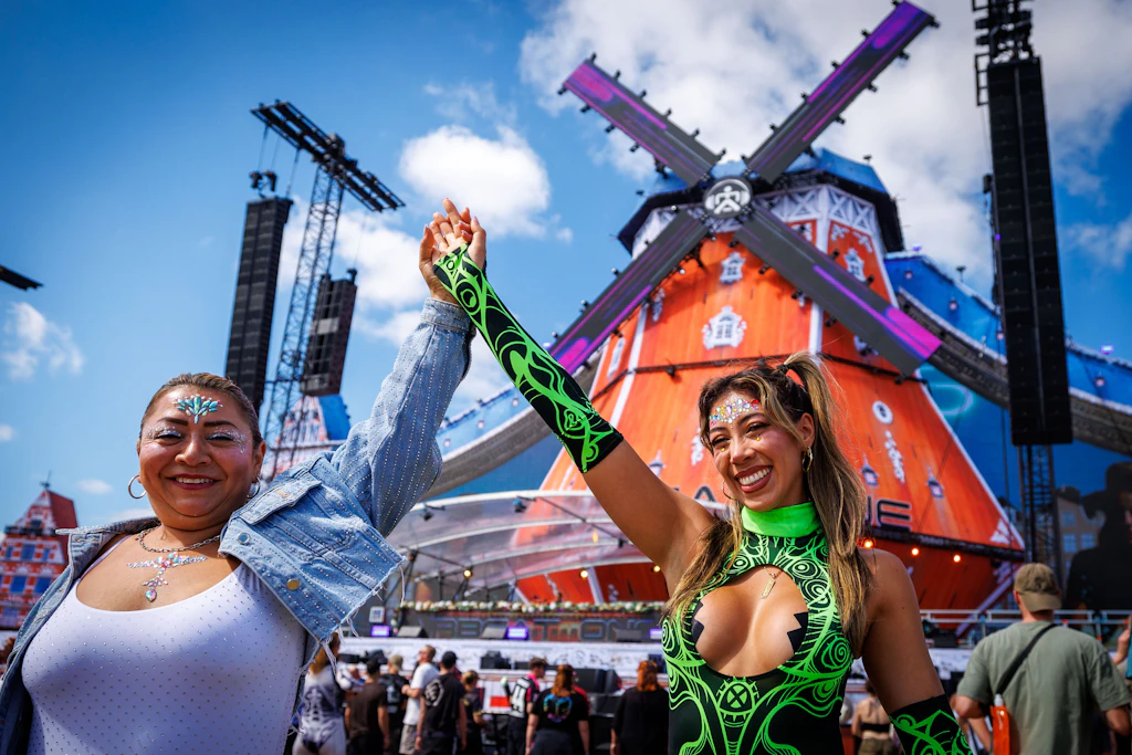 Gäste der „Airbeat One“ vor der Hauptbühne des Festivals.
