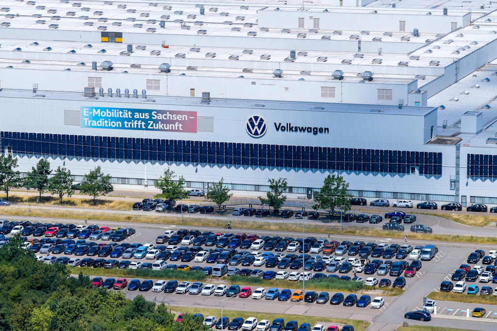 VW will massiv Personal abbauen und Werke schließen. Auch Zwickau ist als Standort in Gefahr. 8000 Menschen arbeiten dort.