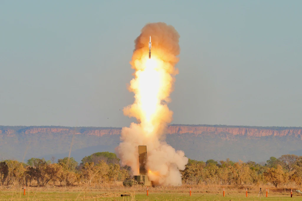 US-Soldaten feuern im Juli 2025 in Australien eine Standard Missile-6 aus einem Typhon-System ab.
