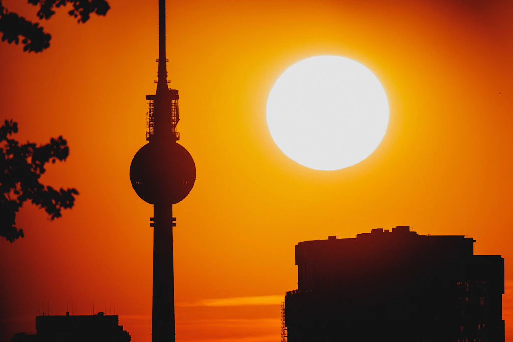 Feuerroter Sonnenuntergang: Der Anteil des Menschen an der Hitzewelle ist schwerer zu bestimmen, als Schlagzeilen suggerieren.