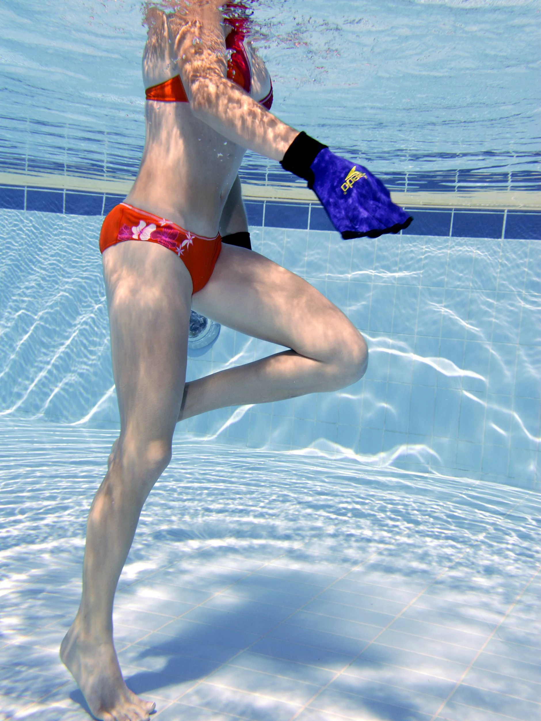 Marschieren im Wasser wärmt auf, verbraucht Kalorien und trainiert Beine und Po.