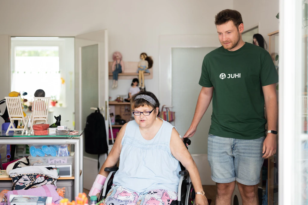 Benjamin Ziegler ist keine Pflegekraft. Trotzdem ist der Student für Manuela Spuhl wichtig geworden. Das Unternehmen Juhi vermittelt junge Alltagshelfer an Pflegebedürftige.