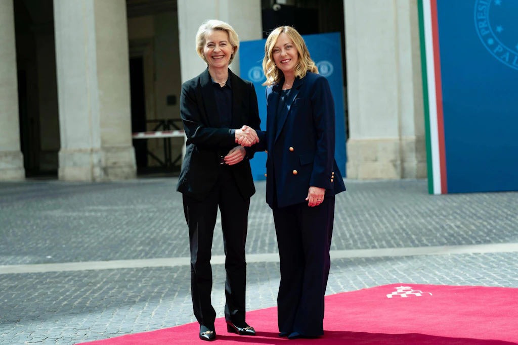 EU-Kommissionspräsidentin von der Leyen und Italiens Ministerpräsidentin Meloni stehen sinnbildlich für die neue politische Realität in Brüssel: Konservative suchen zunehmend die Zusammenarbeit mit rechten Kräften.